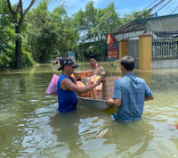 Lũ nhấn chìm làng xóm, lực lượng chức năng nỗ lực giúp dân giảm bớt khó khăn