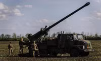 Pháp vừa viện trợ, lính Ukraine bán pháo CAESAR cho… Nga