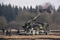 Pháp vừa viện trợ, lính Ukraine bán pháo CAESAR cho… Nga