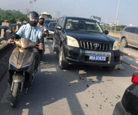 Cầu Thanh Trì sắp xếp làn riêng cho xe máy, nhiều ô tô vẫn đi vào