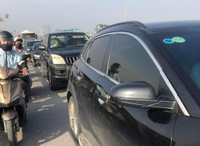 Cầu Thanh Trì sắp xếp làn riêng cho xe máy, nhiều ô tô vẫn đi vào