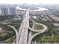 Người dân xếp hàng ùn ùn trở về Thủ đô dưới cái nắng oi ả