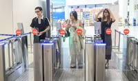 Người dân xếp hàng ùn ùn trở về Thủ đô dưới cái nắng oi ả