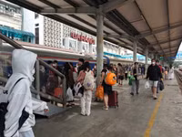 Người dân xếp hàng ùn ùn trở về Thủ đô dưới cái nắng oi ả