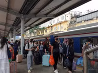 Người dân xếp hàng ùn ùn trở về Thủ đô dưới cái nắng oi ả