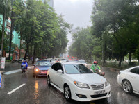 Nhiều tuyến phố ngập nước trong trận mưa lớn kéo dài do bão số 2