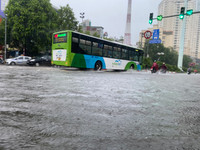 Nhiều tuyến phố ngập nước trong trận mưa lớn kéo dài do bão số 2