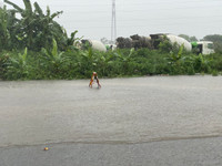 Nhiều tuyến phố ngập nước trong trận mưa lớn kéo dài do bão số 2