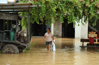 Hàng nghìn hộ dân Hà Nội vẫn ngập trong nước lũ sông Bùi