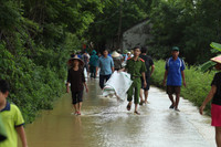 Hàng nghìn hộ dân Hà Nội vẫn ngập trong nước lũ sông Bùi
