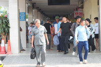 Sân bay, nhà ga, đường phố đông nghẹt người dân rời Thủ đô