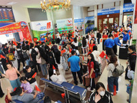 Sân bay, nhà ga, đường phố đông nghẹt người dân rời Thủ đô