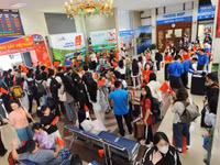 Sân bay, nhà ga, đường phố đông nghẹt người dân rời Thủ đô