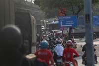 Sân bay, nhà ga, đường phố đông nghẹt người dân rời Thủ đô