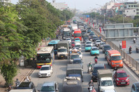 Sân bay, nhà ga, đường phố đông nghẹt người dân rời Thủ đô