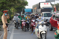 Sân bay, nhà ga, đường phố đông nghẹt người dân rời Thủ đô