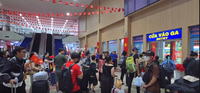 Sân bay, nhà ga, đường phố đông nghẹt người dân rời Thủ đô