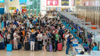 Sân bay, nhà ga, đường phố đông nghẹt người dân rời Thủ đô