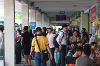Sân bay, nhà ga, đường phố đông nghẹt người dân rời Thủ đô