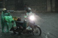 Mưa giông sầm sập trút xuống, trời Hà Nội tối đen, nhiều tuyến phố ngập trắng