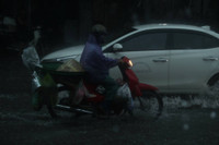 Mưa giông sầm sập trút xuống, trời Hà Nội tối đen, nhiều tuyến phố ngập trắng