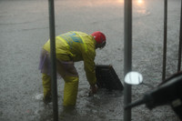 Mưa giông sầm sập trút xuống, trời Hà Nội tối đen, nhiều tuyến phố ngập trắng