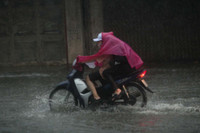 Mưa giông sầm sập trút xuống, trời Hà Nội tối đen, nhiều tuyến phố ngập trắng