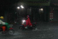 Mưa giông sầm sập trút xuống, trời Hà Nội tối đen, nhiều tuyến phố ngập trắng