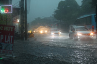 Mưa giông sầm sập trút xuống, trời Hà Nội tối đen, nhiều tuyến phố ngập trắng