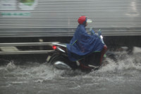 Mưa giông sầm sập trút xuống, trời Hà Nội tối đen, nhiều tuyến phố ngập trắng