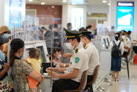 Dòng người ùn ùn đổ về sân bay quốc tế Nội Bài rời Thủ đô nghỉ lễ Quốc khánh