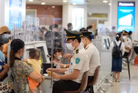 Dòng người ùn ùn đổ về sân bay quốc tế Nội Bài rời Thủ đô nghỉ lễ Quốc khánh