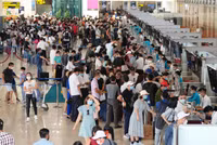 Dòng người ùn ùn đổ về sân bay quốc tế Nội Bài rời Thủ đô nghỉ lễ Quốc khánh