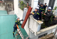 Những hình ảnh đẹp về Công an Hà Nội tập trung hỗ trợ nhân dân khắc phục cơn bão số 3