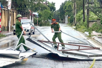 Những hình ảnh đẹp về Công an Hà Nội tập trung hỗ trợ nhân dân khắc phục cơn bão số 3