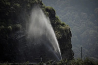 Cận cảnh nghề săn mật ong rừng ở Nepal