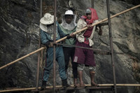 Cận cảnh nghề săn mật ong rừng ở Nepal