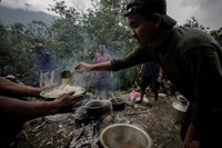 Cận cảnh nghề săn mật ong rừng ở Nepal