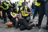 Cận cảnh làn sóng bạo loạn tồi tệ nhất trong 13 năm qua tại Anh