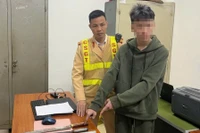 Khống chế thiếu niên 15 tuổi vác dao cùng bạn đi đánh nhau