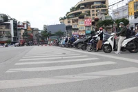 Người dân đã tự giác dừng xe đúng quy định khi có đèn đỏ, không một phương tiện nào cố nhích lên