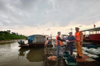 Cảnh sát đường thủy theo dòng sông mang thẻ cử tri đến từng hộ dân xóm chài