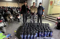 Lực lượng 141 lật tẩy kho chứa hơn 100 bình 'khí cười'