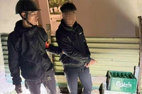 Chuẩn bị 3 két vỏ chai thủy tinh để đánh nhau