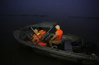 Mặt nước phẳng lặng, đen đặc, nhưng cán bộ chiến sĩ vẫn "bám sông" làm nhiệm vụ