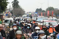 Từng dòng người hối hả về quê khiến áp lực giao thông tăng cao chiều 26 Tết