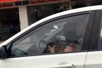 Buông cả vô lăng để bấm điện thoại, nữ tài xế ở Hà Nội bị phạt 5 triệu đồng