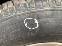 Hàng loạt ô tô bị chọc thủng lốp ven hồ Linh Đàm