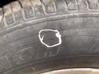 Hàng loạt ô tô bị chọc thủng lốp ven hồ Linh Đàm