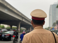 Kiên quyết xử phạt các phương tiện đi ngược chiều trên đường Nguyễn Xiển